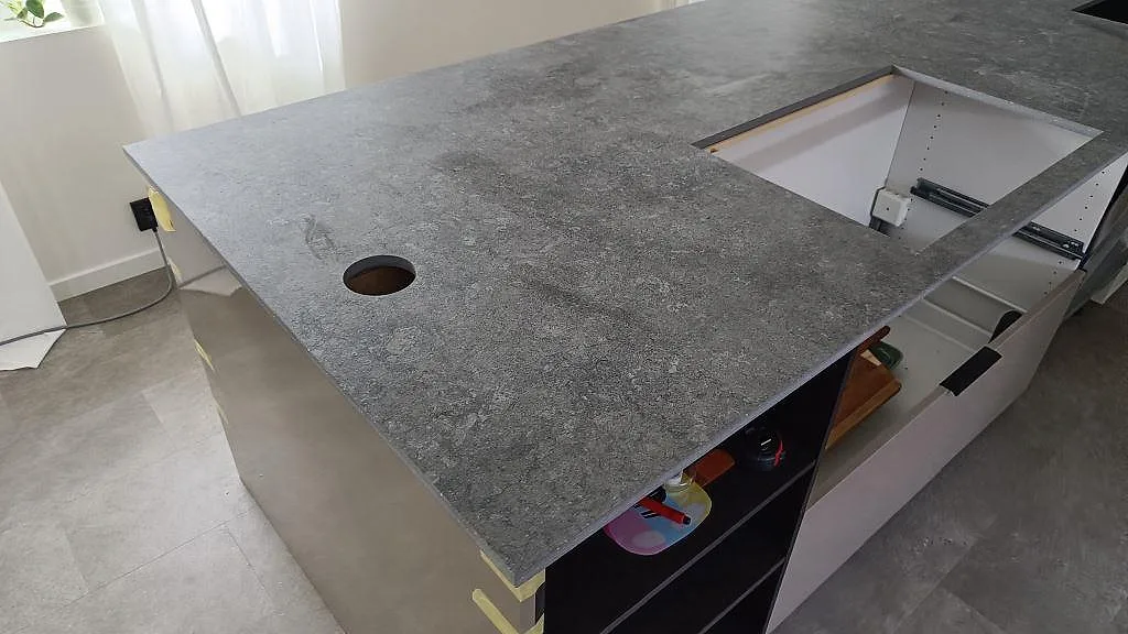 Køkkenbordplade i Dekton Vk04 Grafite, Höllviken – billede 2