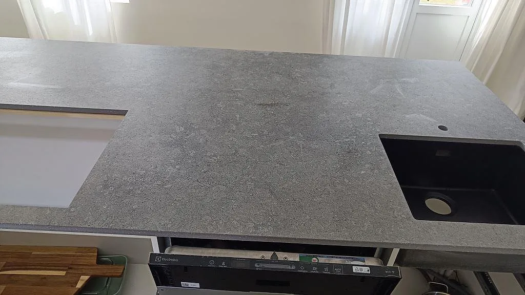 Køkkenbordplade i Dekton Vk04 Grafite, Höllviken – billede 4