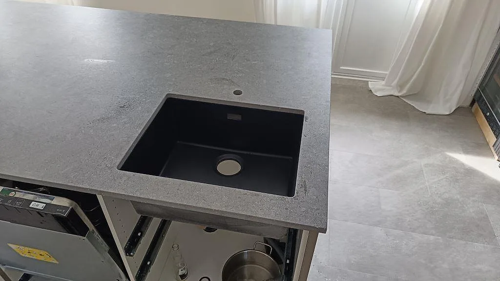 Køkkenbordplade i Dekton Vk04 Grafite, Höllviken – billede 5