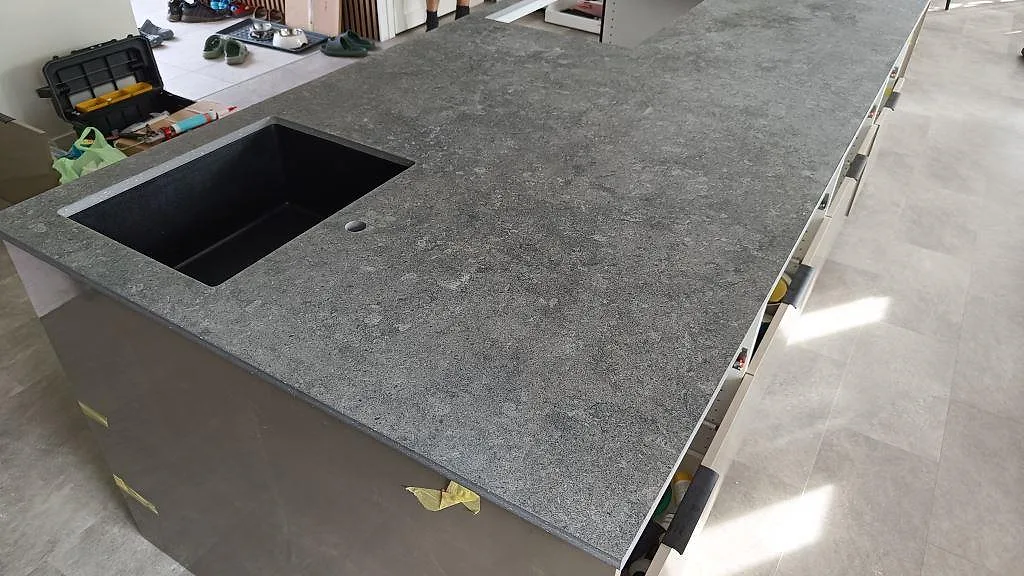 Køkkenbordplade i Dekton Vk04 Grafite, Höllviken – billede 6