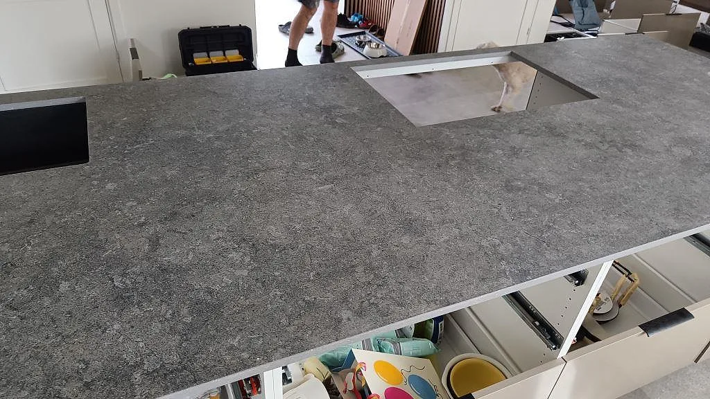 Køkkenbordplade i Dekton Vk04 Grafite, Höllviken – billede 7