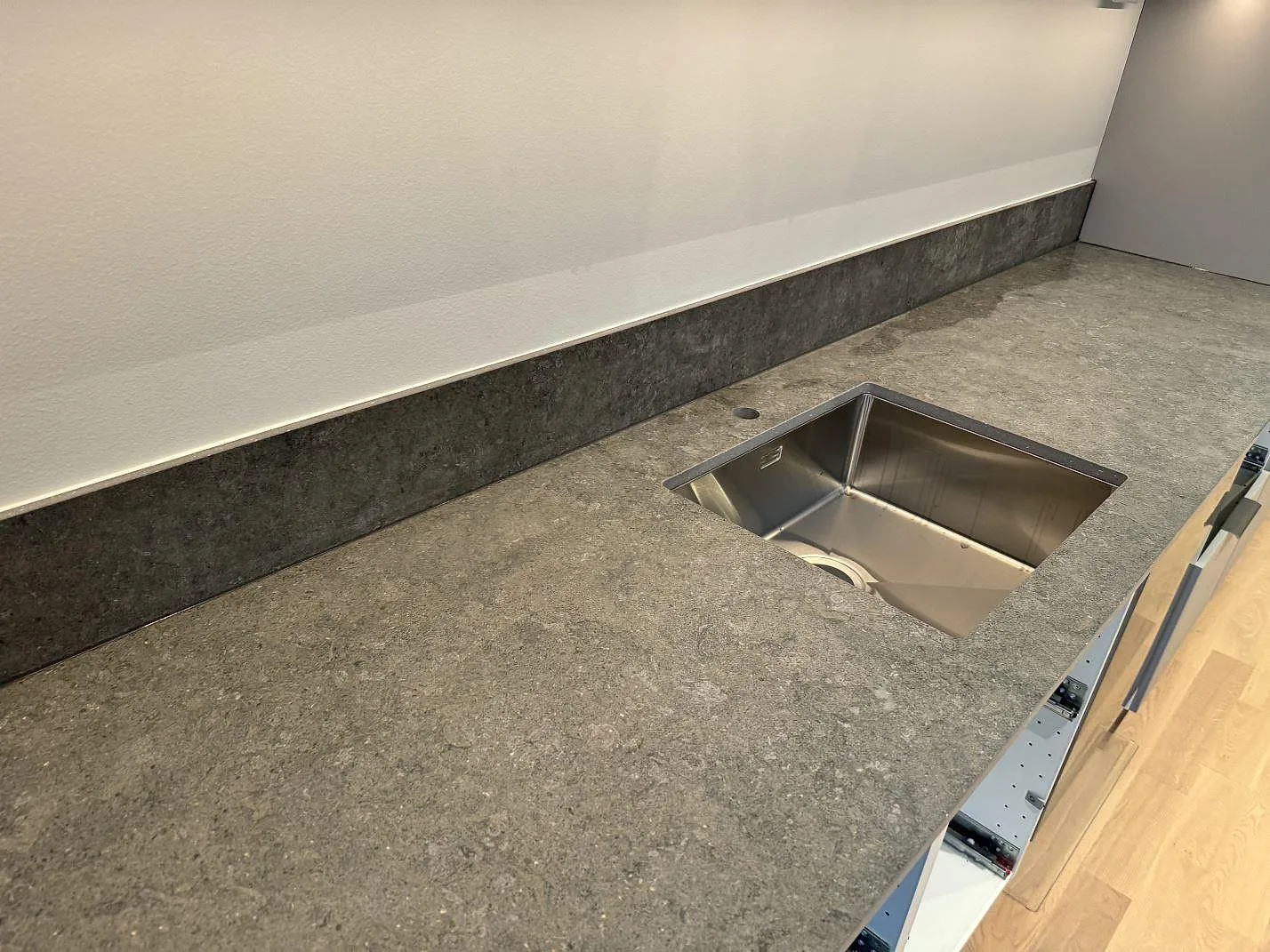 Køkkenbordplade i Dekton Vk04 Grafite, Lomma – billede 5
