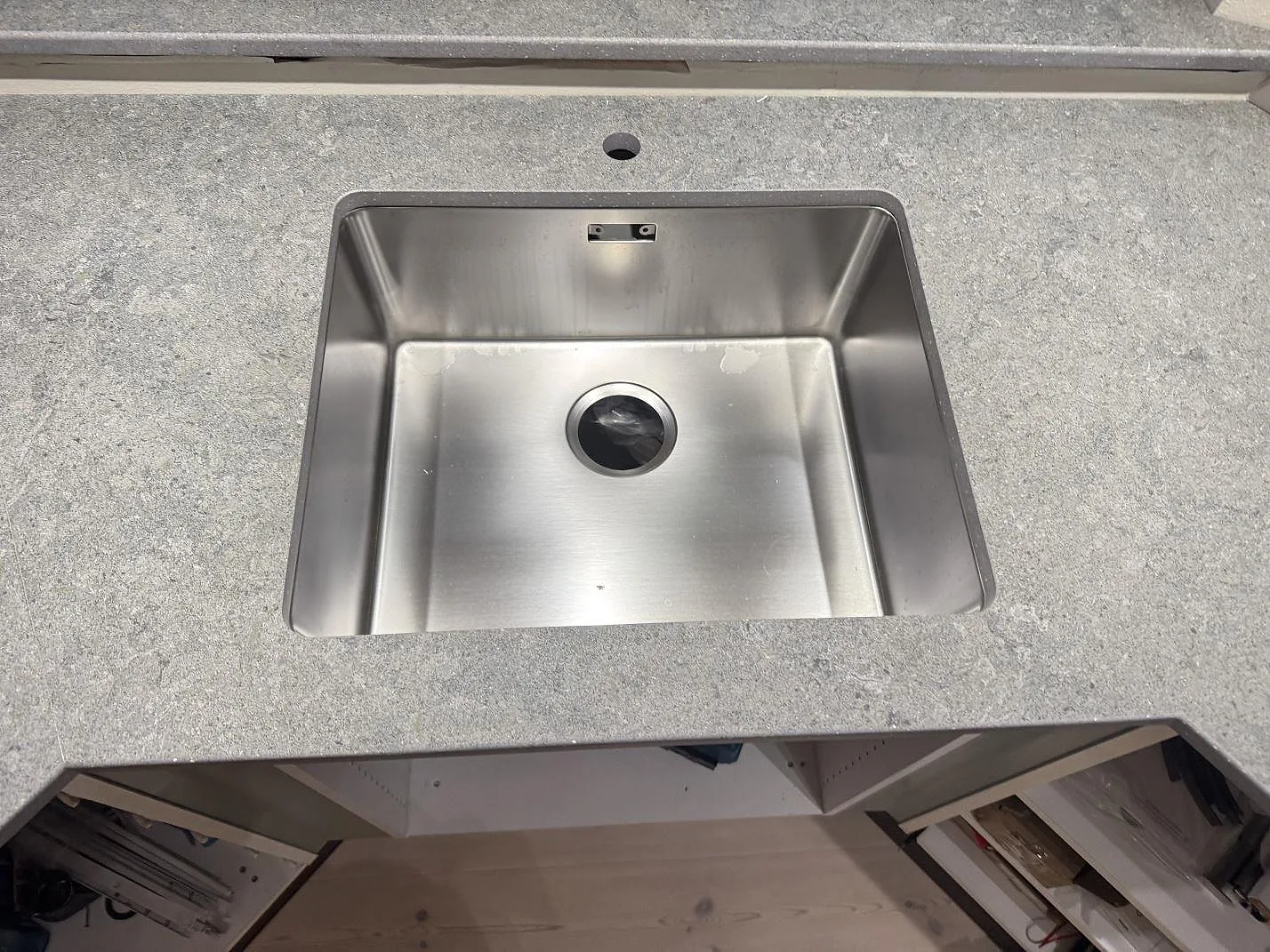 Køkkenbordplade i Dekton Vk04 Grafite, Ølsted – billede 8
