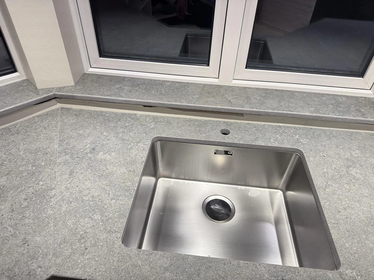 Køkkenbordplade i Dekton Vk04 Grafite, Ølsted – billede 5
