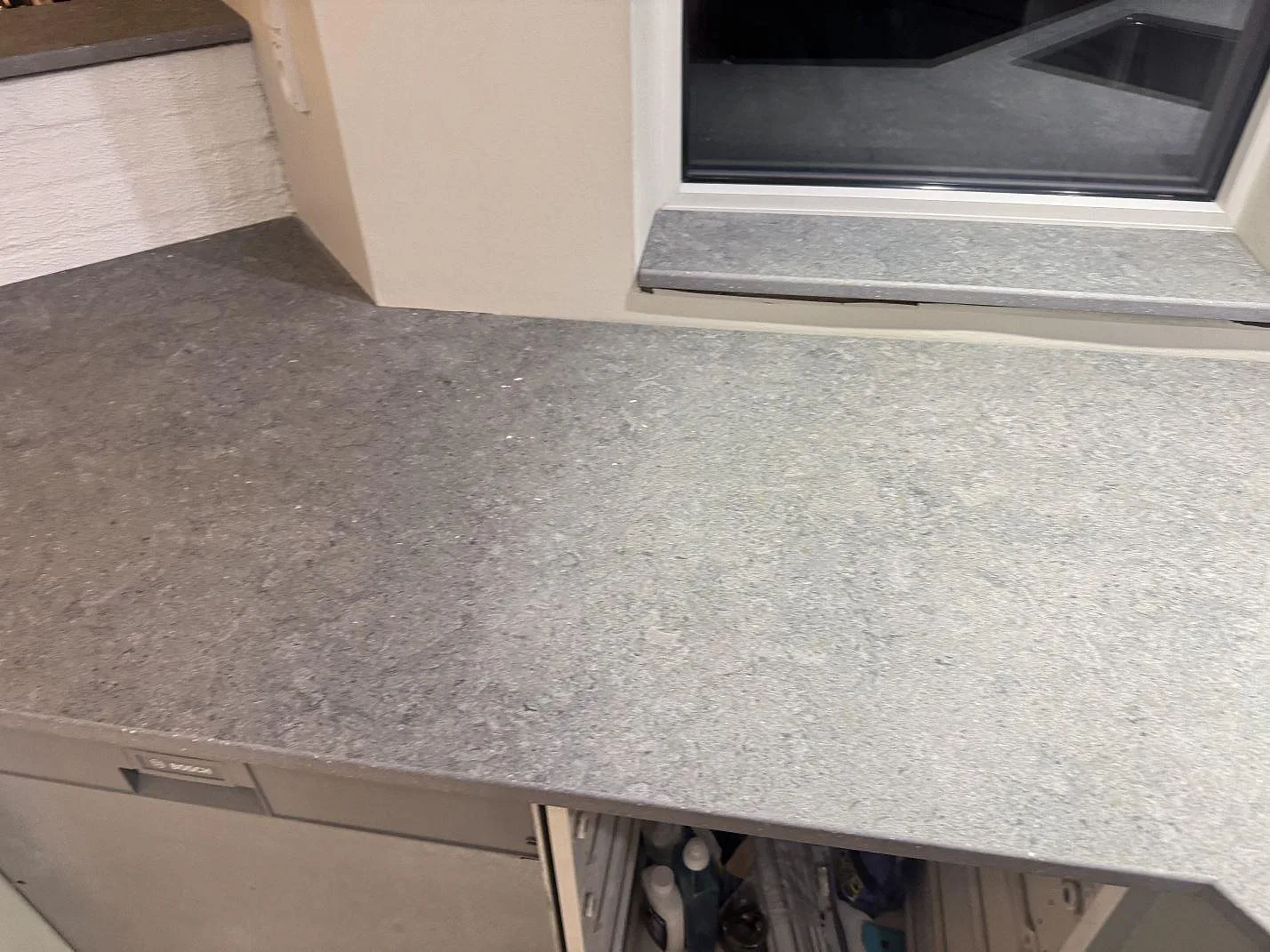 Køkkenbordplade i Dekton Vk04 Grafite, Ølsted – billede 4