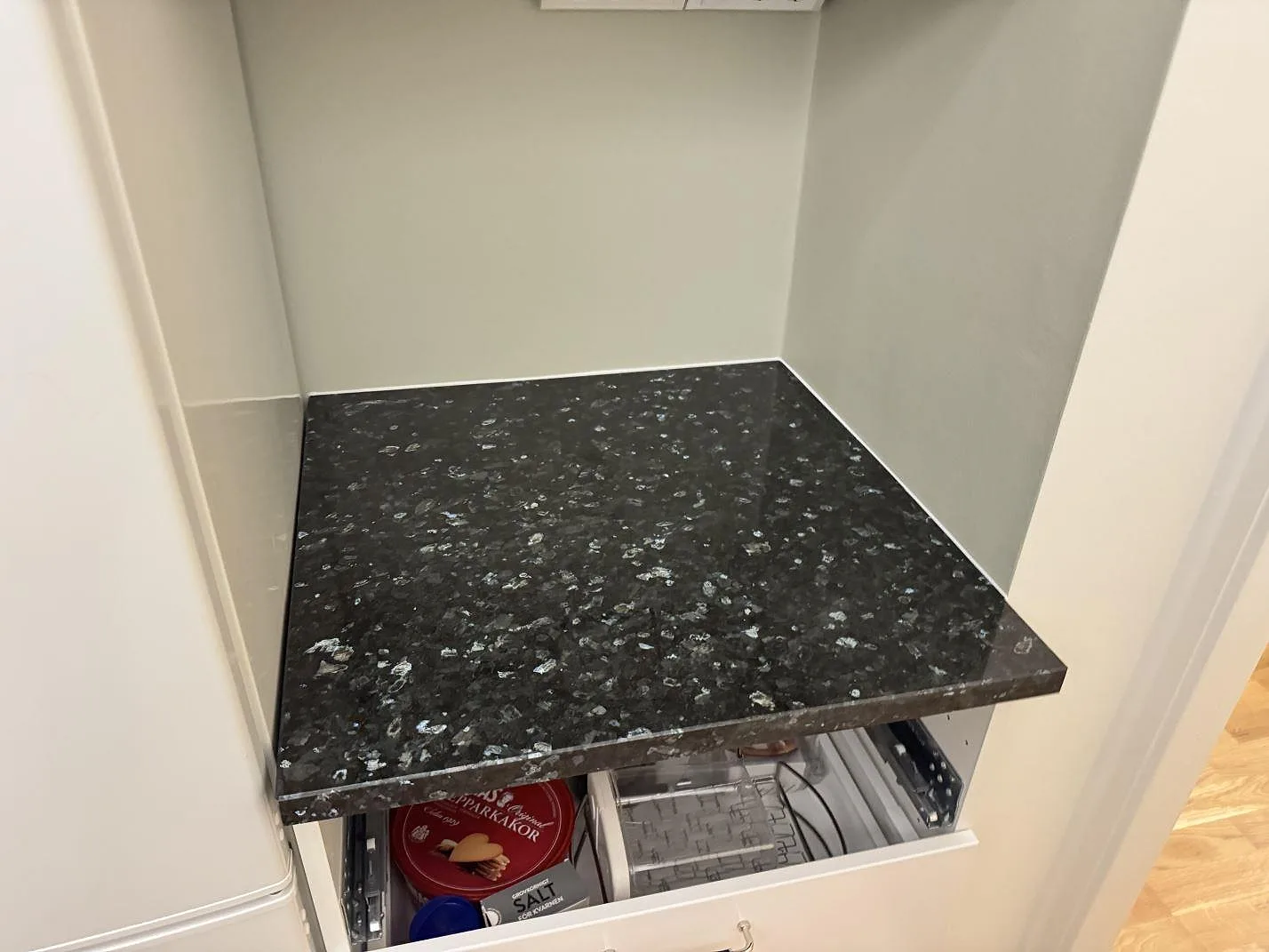 Køkkenbordplade i Emerald Pearl, Göteborg – billede 3