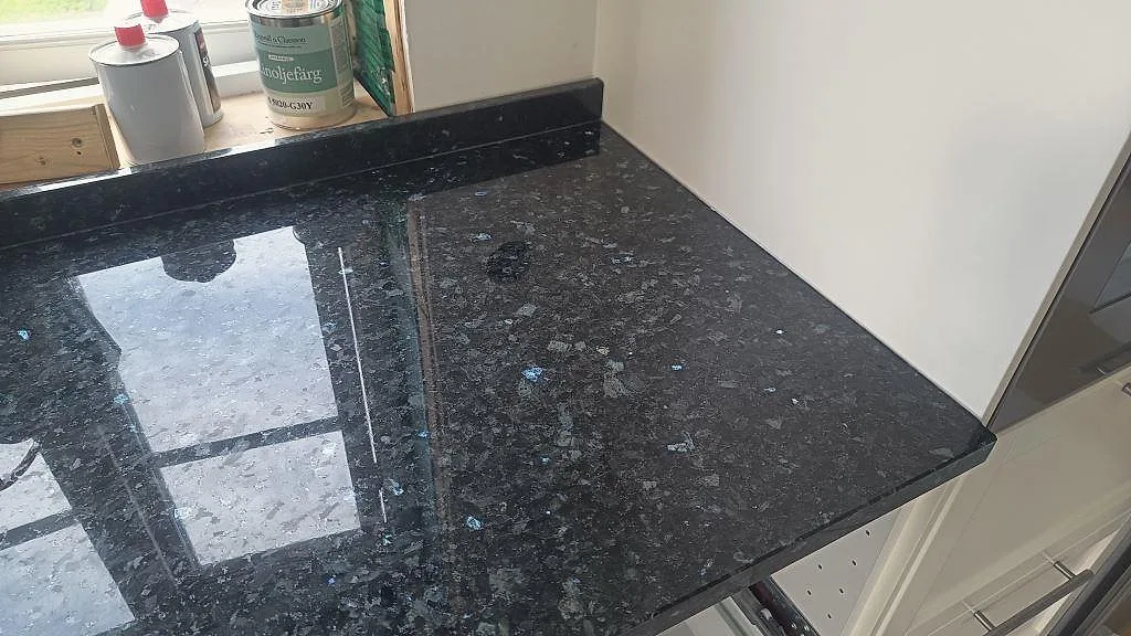 Køkkenbordplade i Emerald Pearl, Hönö – billede 2
