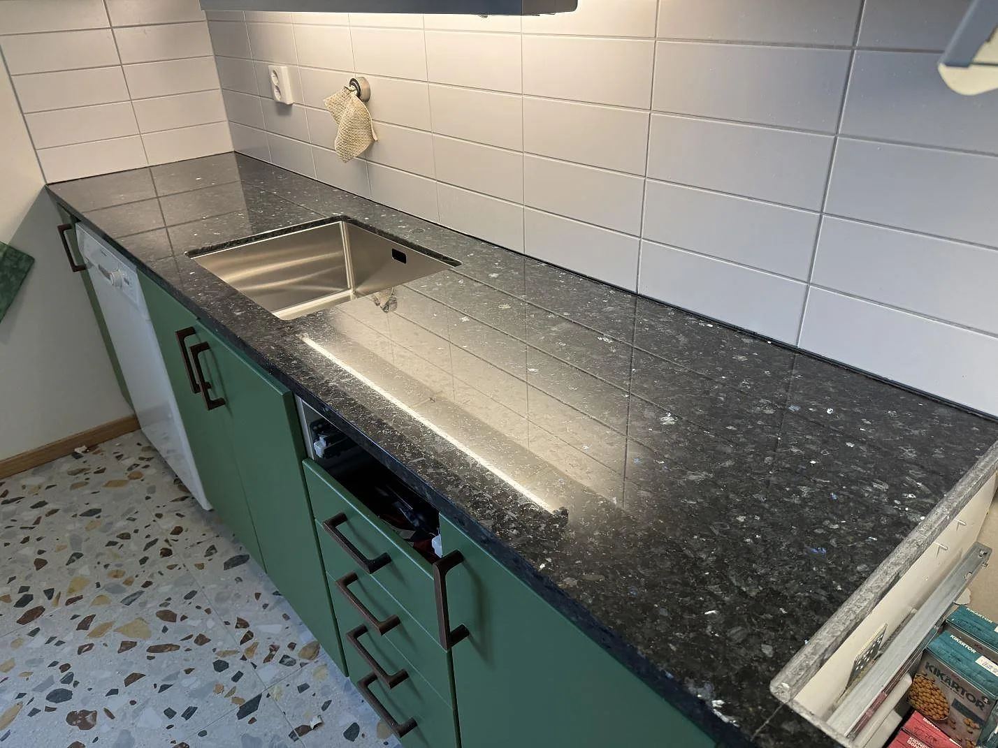 Køkkenbordplade i Emerald Pearl, Lund