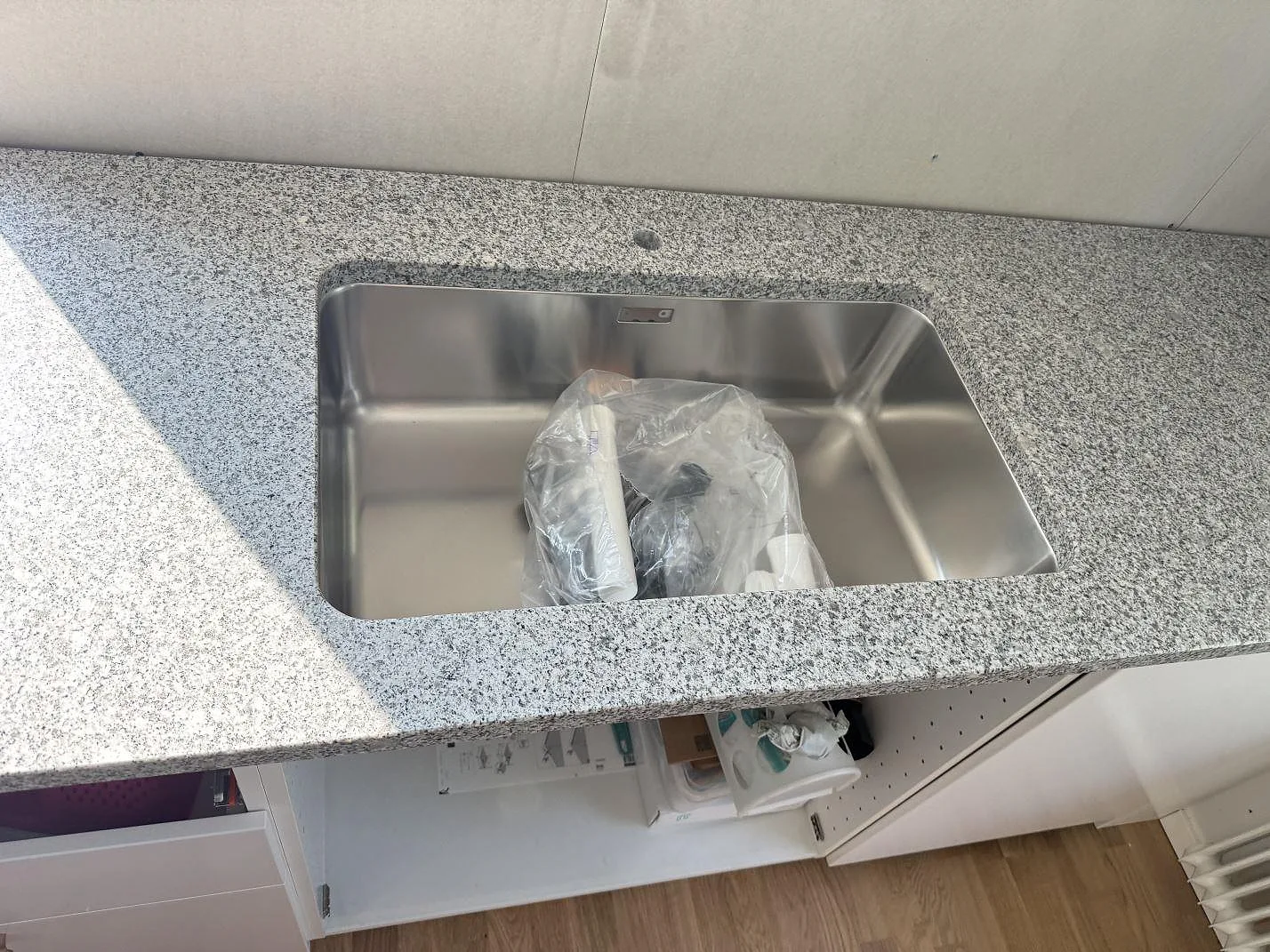 Køkkenbordplade i Grigio Cristallo, Hjärup – billede 3