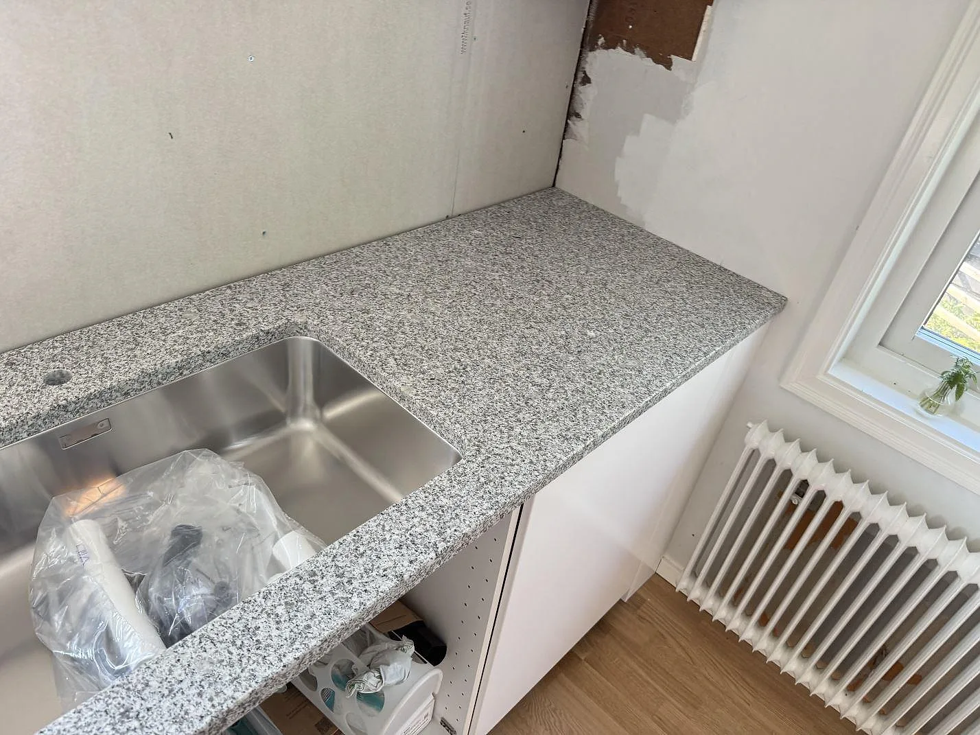 Køkkenbordplade i Grigio Cristallo, Hjärup – billede 2