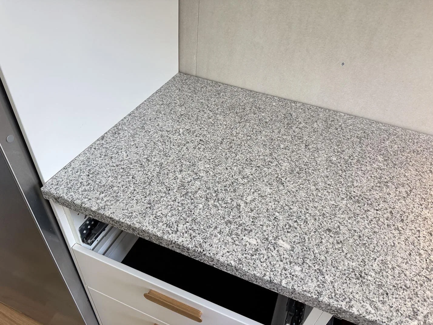 Køkkenbordplade i Grigio Cristallo, Hjärup – billede 6
