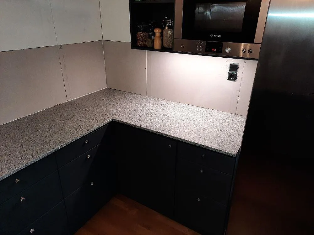 Køkkenbordplade i Grigio Cristallo-granit, Jönköping