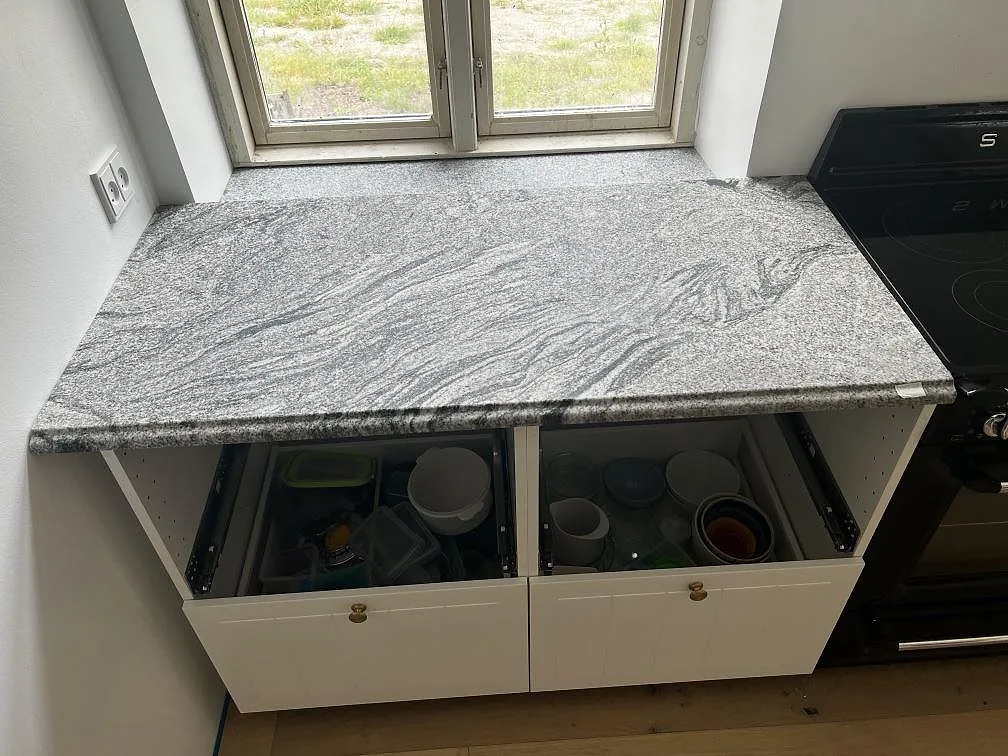 Køkkenbordplade i Grigio Cristallo, Kirke Hyllinge – billede 3