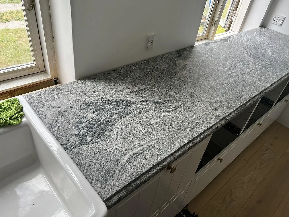 Køkkenbordplade i Grigio Cristallo, Kirke Hyllinge