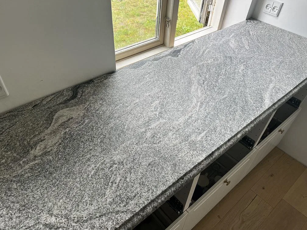 Køkkenbordplade i Grigio Cristallo, Kirke Hyllinge – billede 2