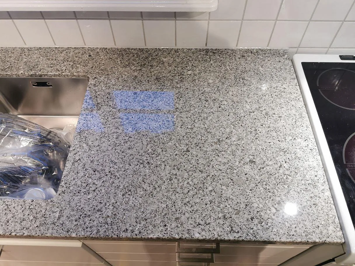 Køkkenbordplade i Grigio Cristallo-granit, Kivik – billede 3