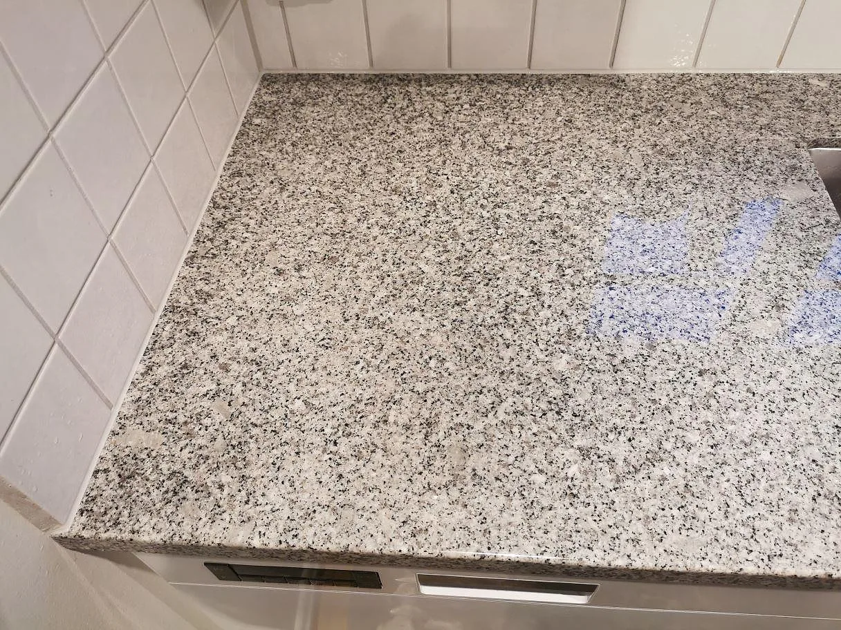 Køkkenbordplade i Grigio Cristallo-granit, Kivik – billede 5