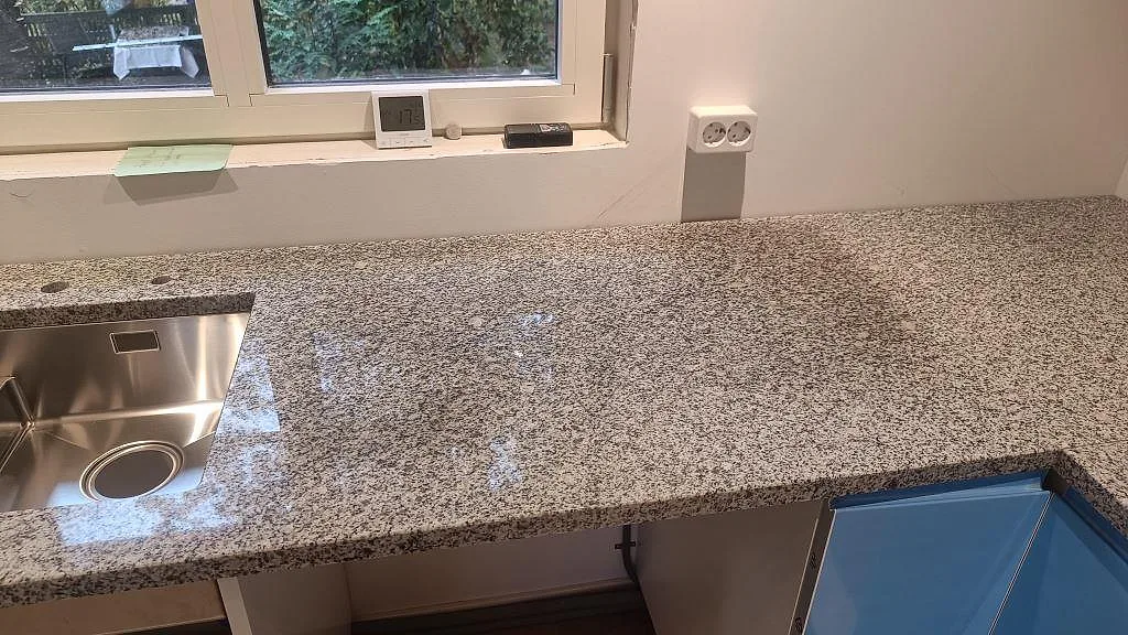 Køkkenbordplade i Grigio Cristallo, Laholm – billede 3