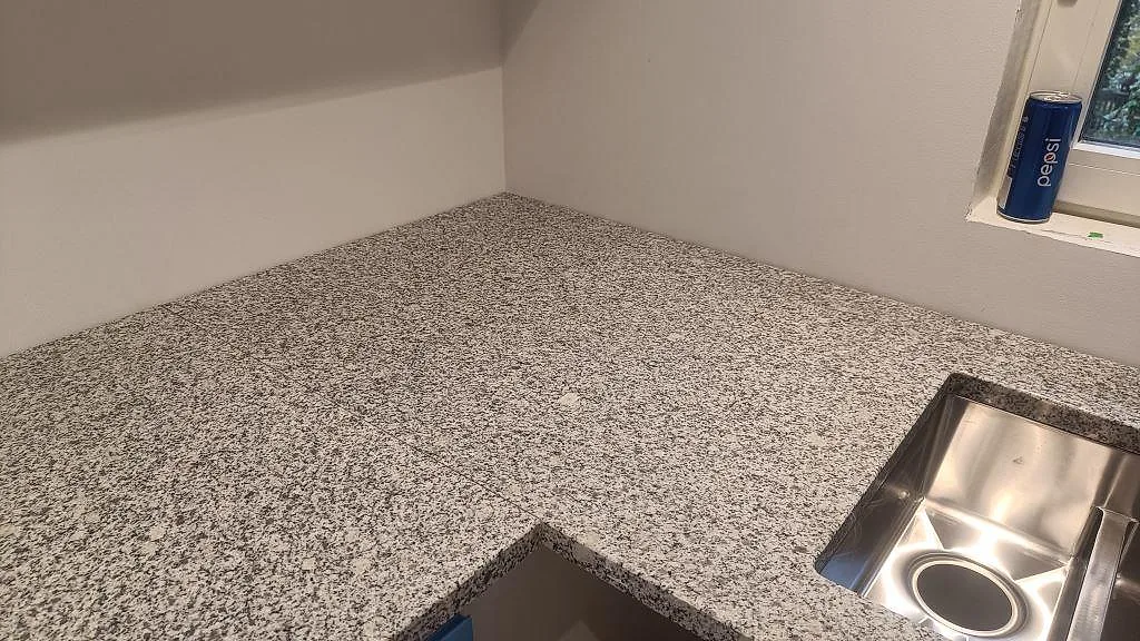 Køkkenbordplade i Grigio Cristallo, Laholm – billede 4