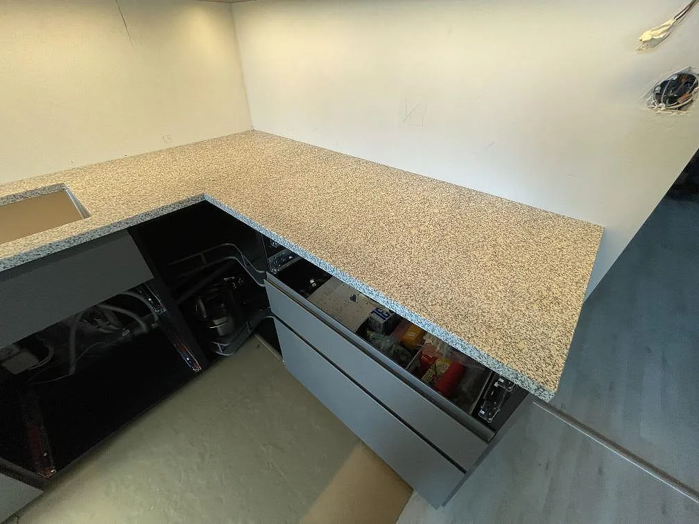 Køkkenbordplade i Grigio Cristallo, Nacka – billede 4