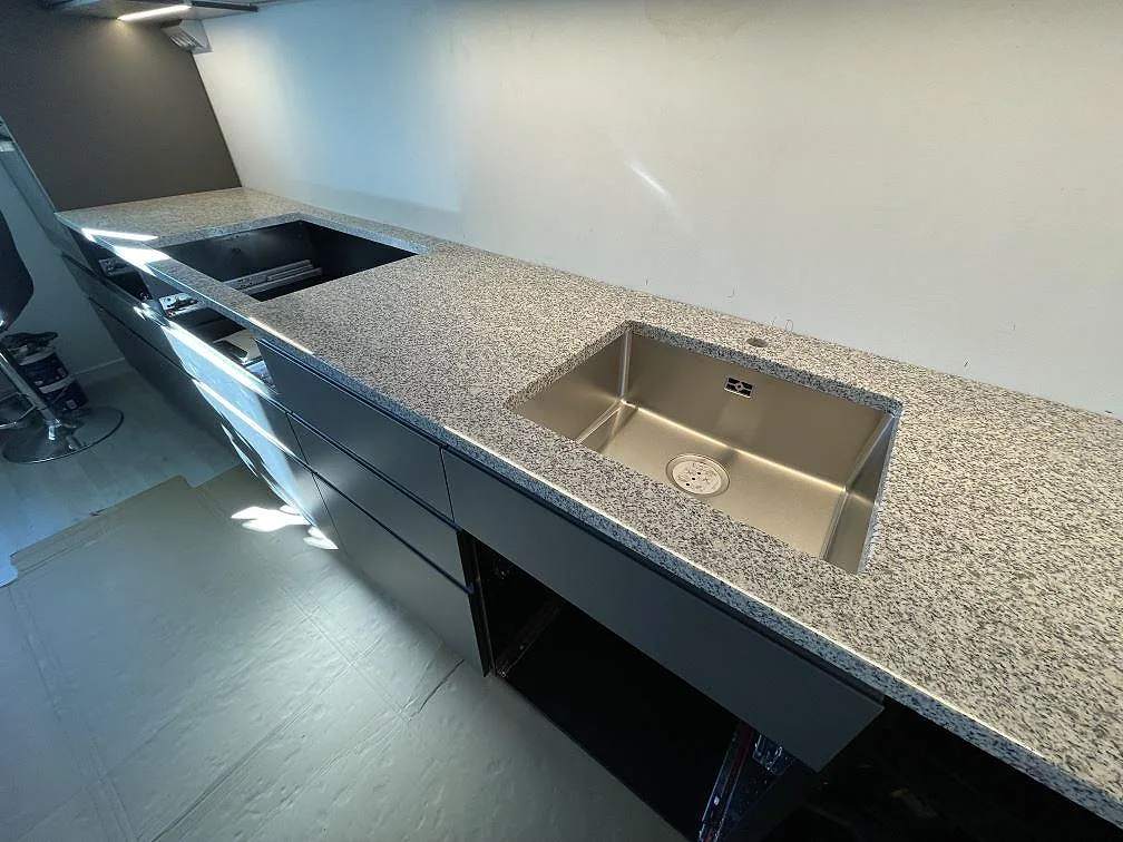 Køkkenbordplade i Grigio Cristallo, Nacka – billede 3