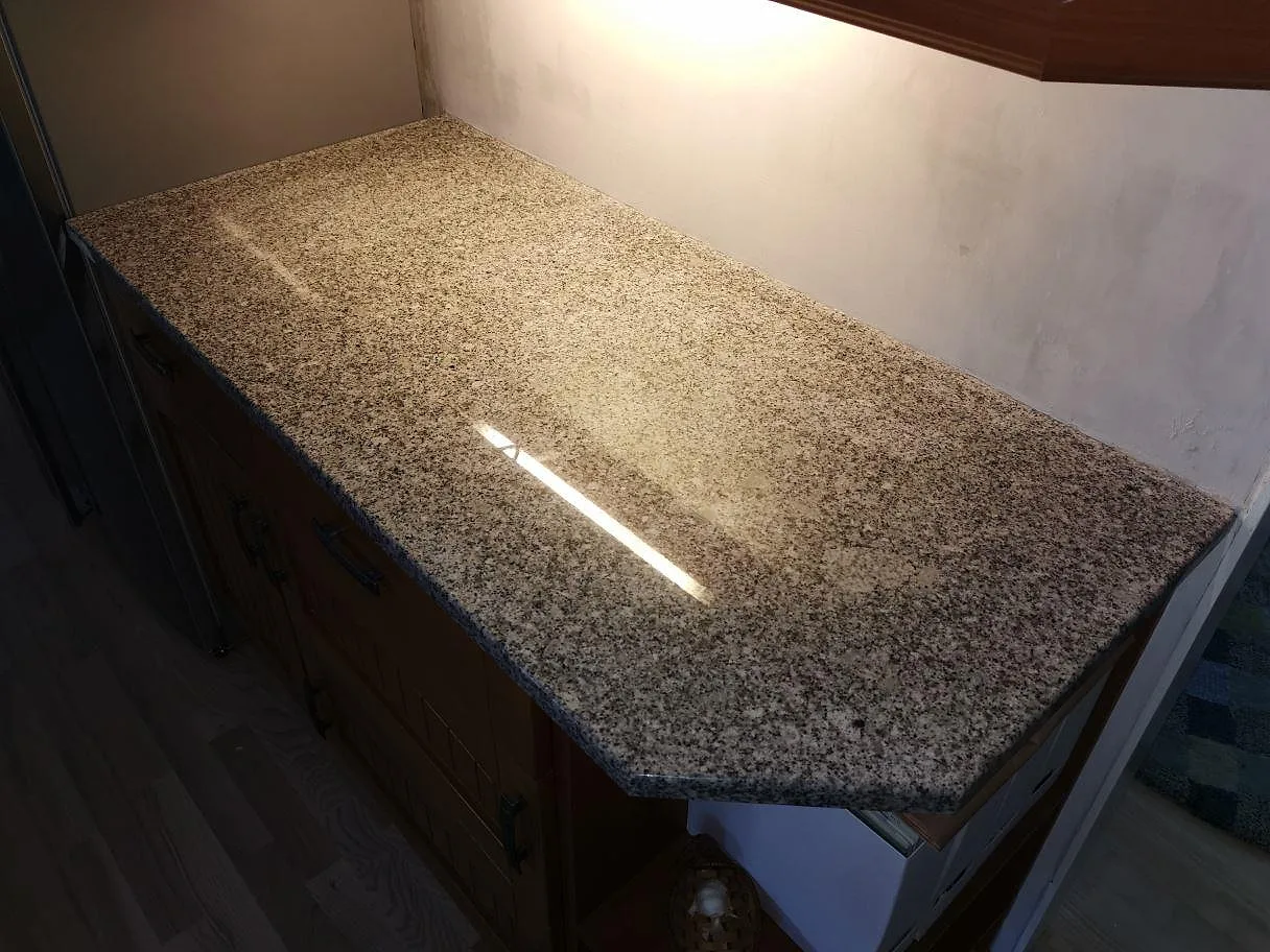 Køkkenbordplade i Grigio Cristallo-granit, Perstorp – billede 3