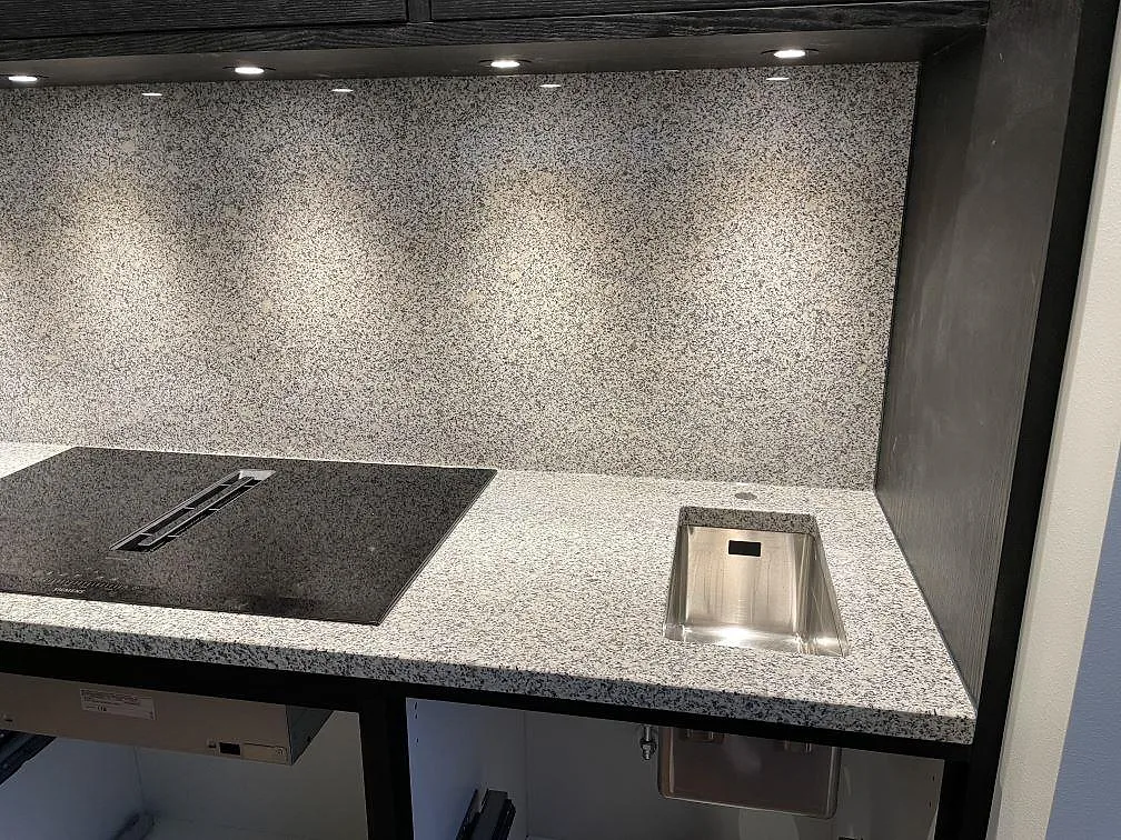 Køkkenbordplade i Grigio Cristallo, Simrishamn – billede 5