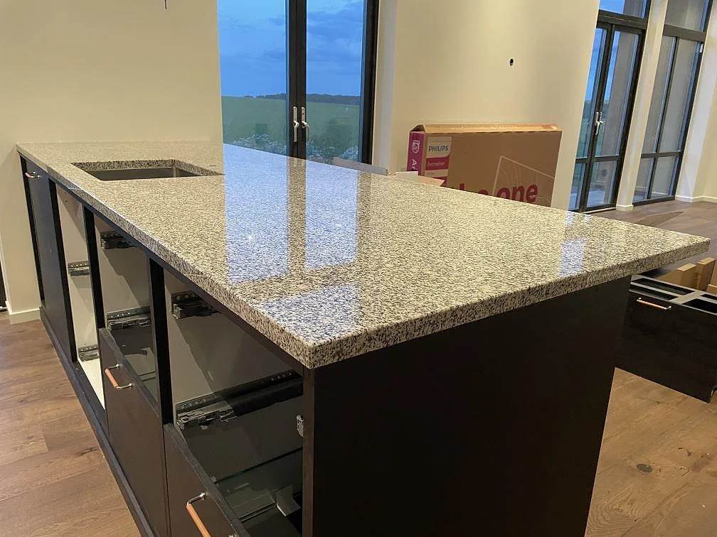 Køkkenbordplade i Grigio Cristallo, Simrishamn