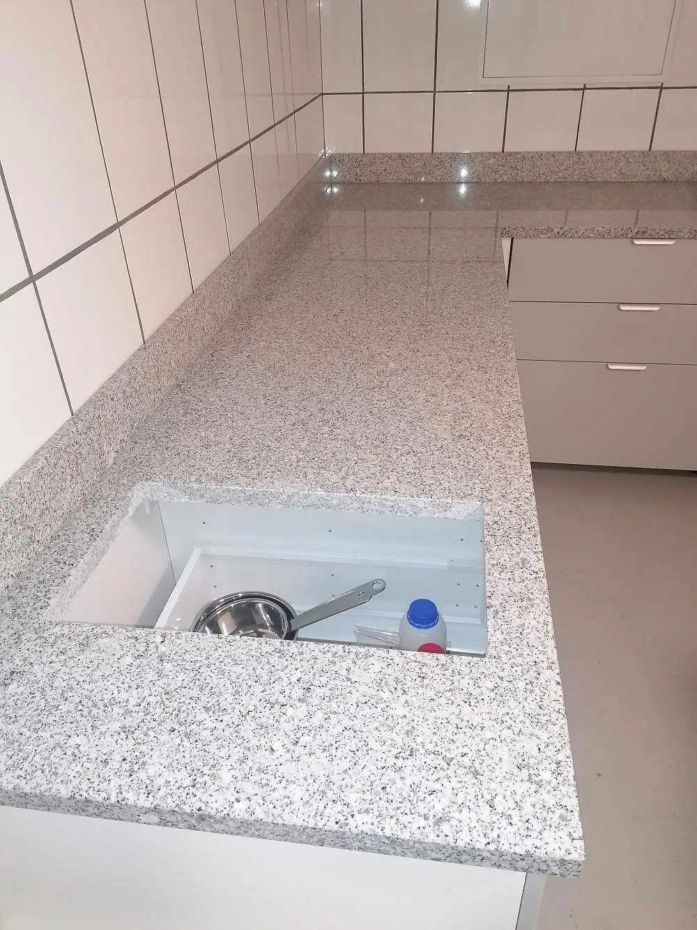 Køkkenbordplade i Grigio Cristallo-granit, Sjötofta – billede 2