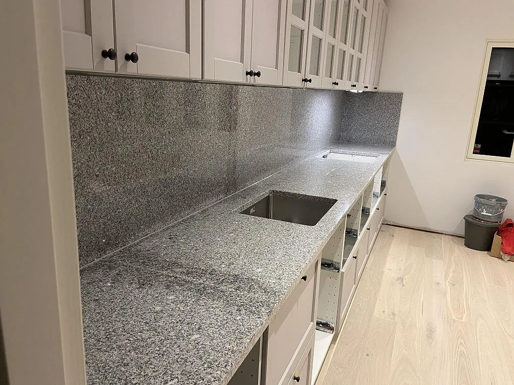 Køkkenbordplade i Grigio Cristallo, Ystad