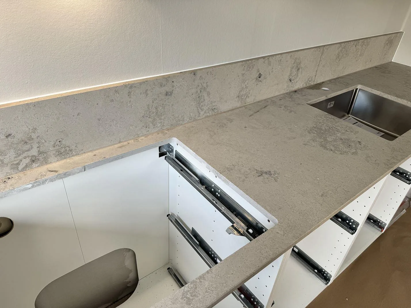 Køkkenbordplade i Jura Grey, bodafors – billede 6