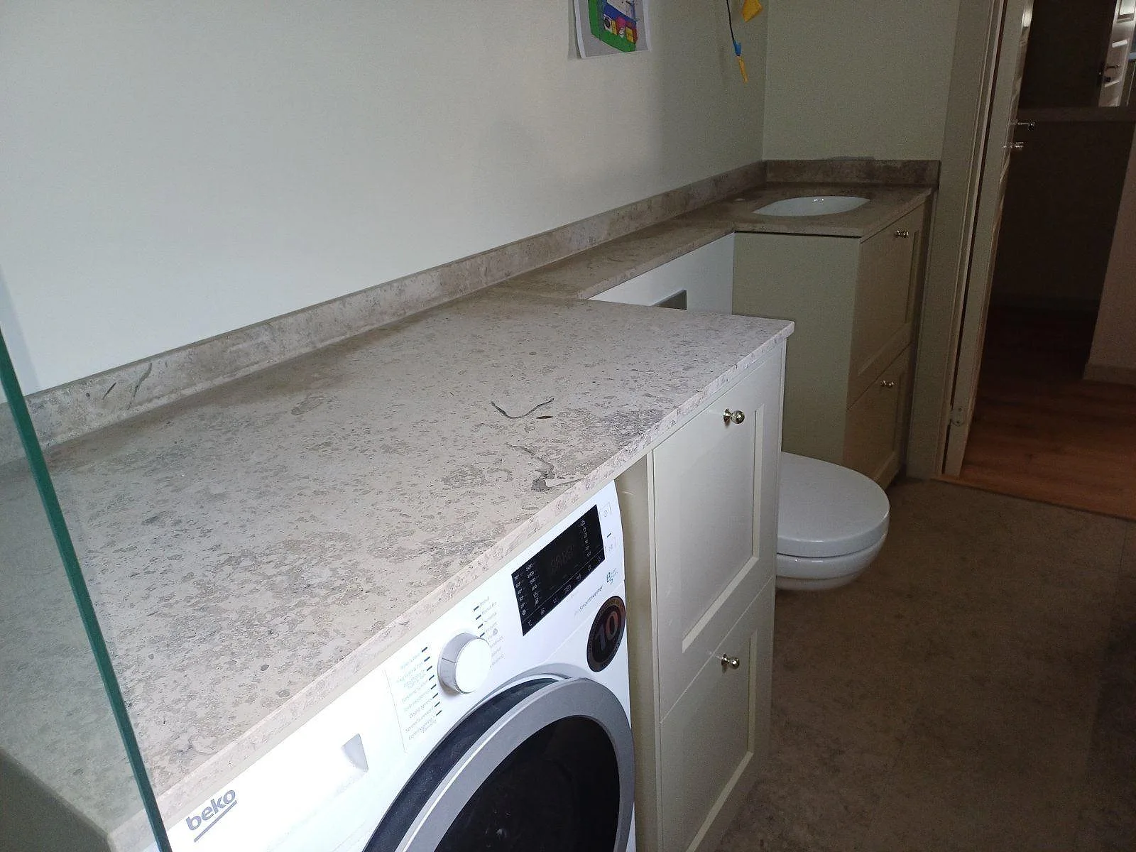 Gennemført projekt: Bordplade i Jura Grey, Ingarö.