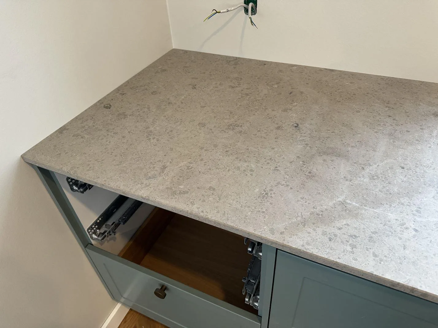 Køkkenbordplade i Jura Grey, Lyngby – billede 7