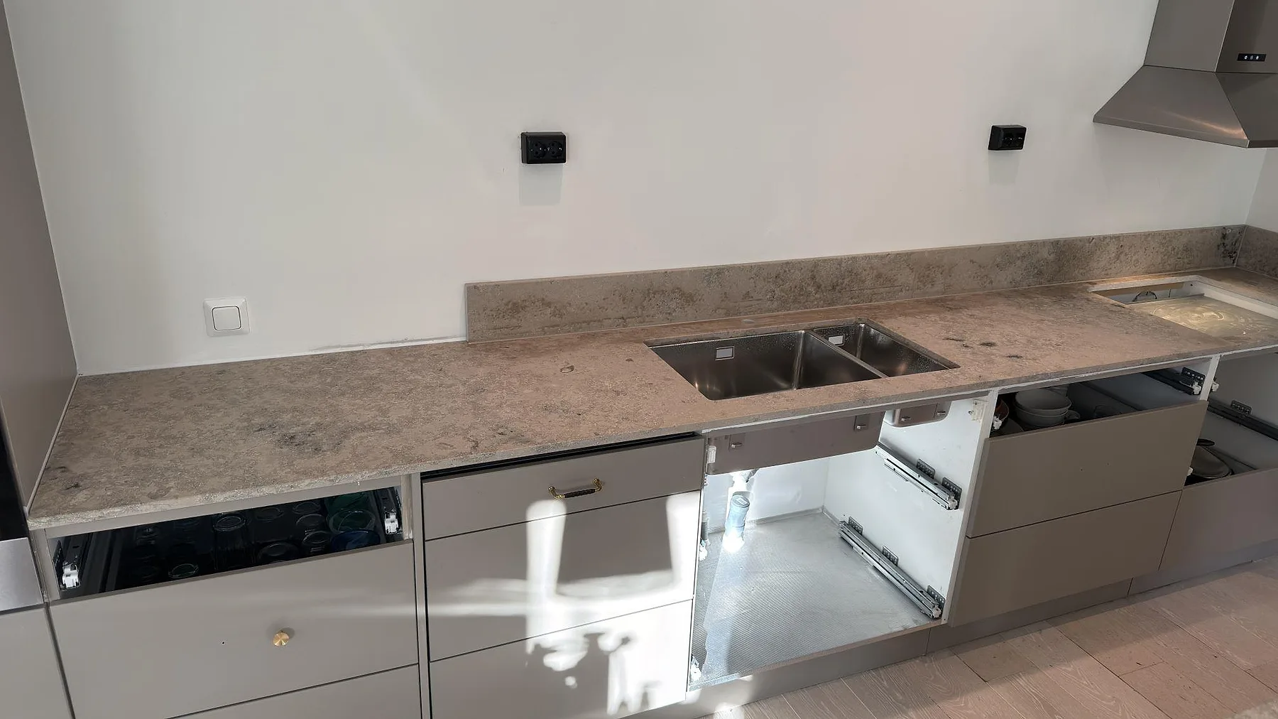 Køkkenbordplade i Jura Grey, Nacka – billede 4