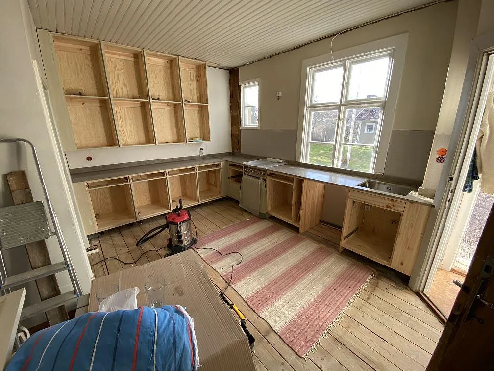 Køkkenbordplade i mat Jura Grey kalksten med uppvikt stänkkant i ett køkken under montering i Ronneby.