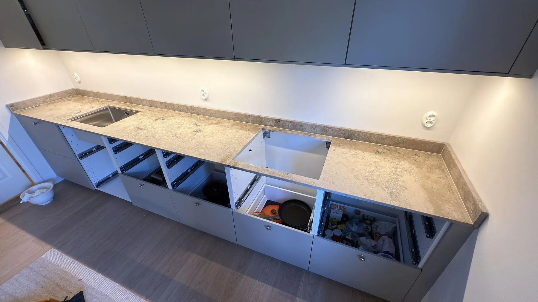 Køkkenbordplade i Jura Grey, Saltsjö Boo – billede 2