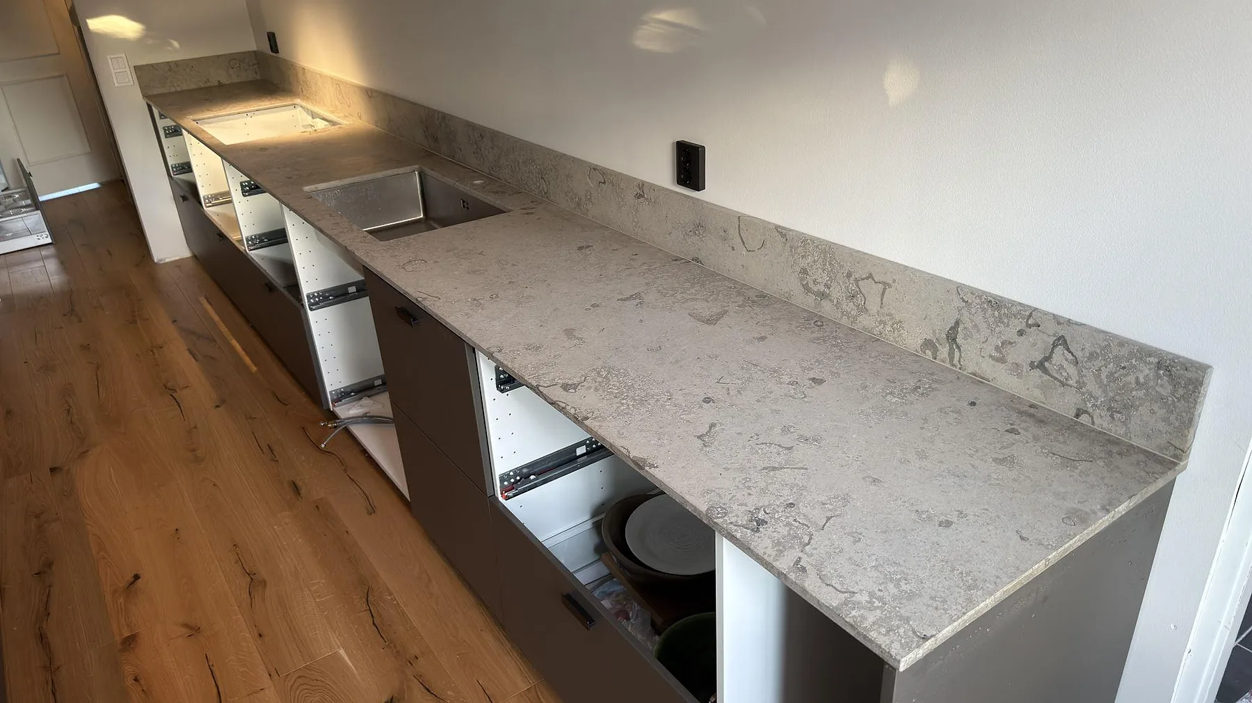 Køkkenbordplade i Jura Grey, Stenhamra – billede 3