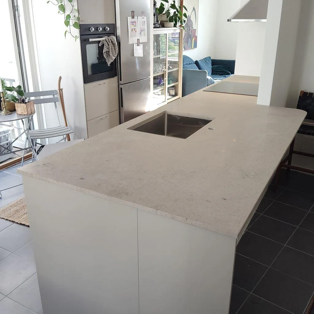 Gennemført projekt: Køkkenbordplade i Jura Grey, Stockholm.