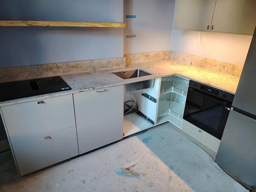 Køkkenbordplade i mat Jura Grey, 20 mm kalksten, med kogeplade, vask og uppvikt stænkplade i Stockholm.