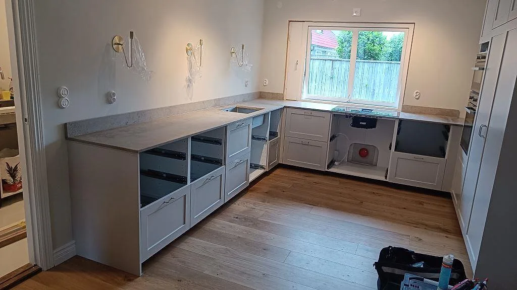 Gennemført projekt: Køkkenbordplade i Jura Grey, Västra Frölunda.