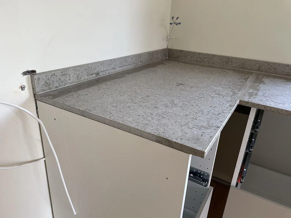 Køkkenbordplade i Jura Grey, Ystad – billede 6