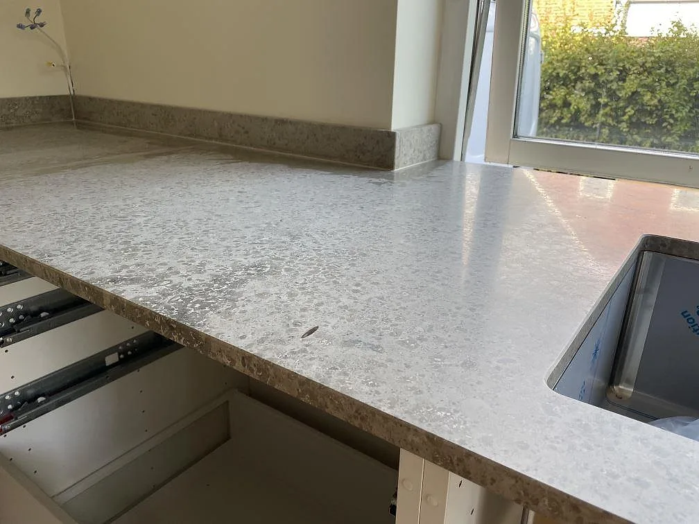 Køkkenbordplade i Jura Grey, Ystad – billede 3