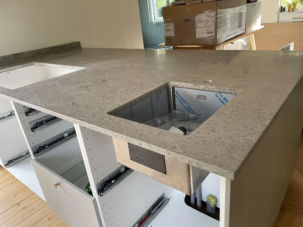 Køkkenbordplade i Jura Grey, Ystad – billede 2