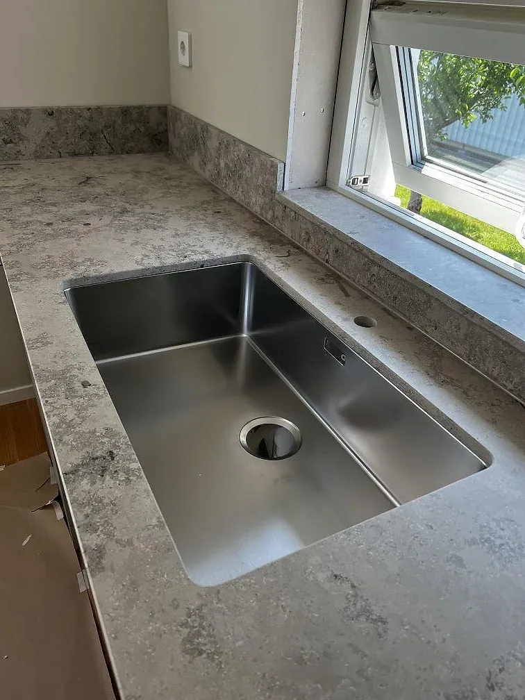Køkkenbordplade i Jura Grey, Ytterby – billede 3