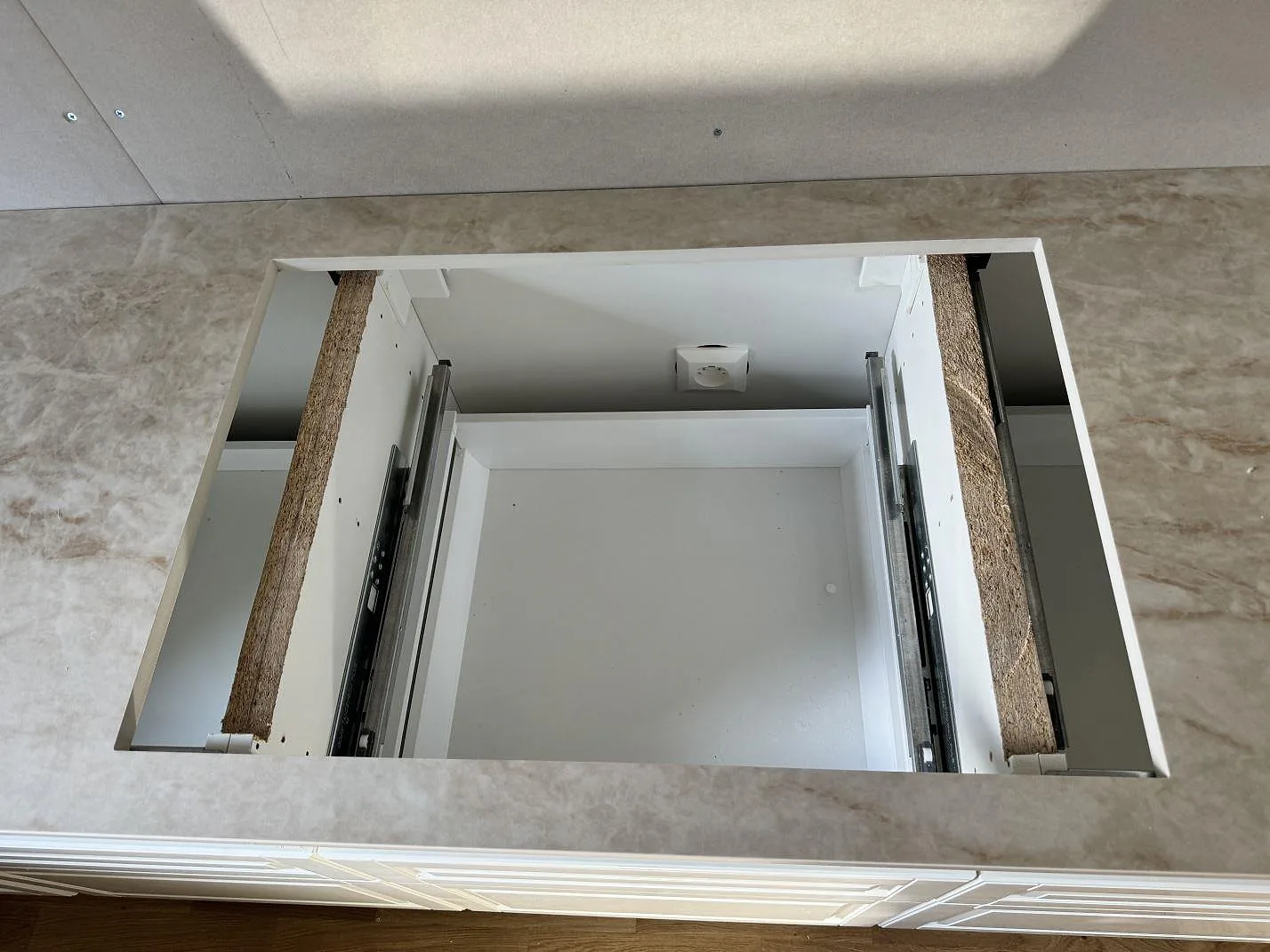 Køkkenbordplade i Makrana, Vinslöv – billede 8