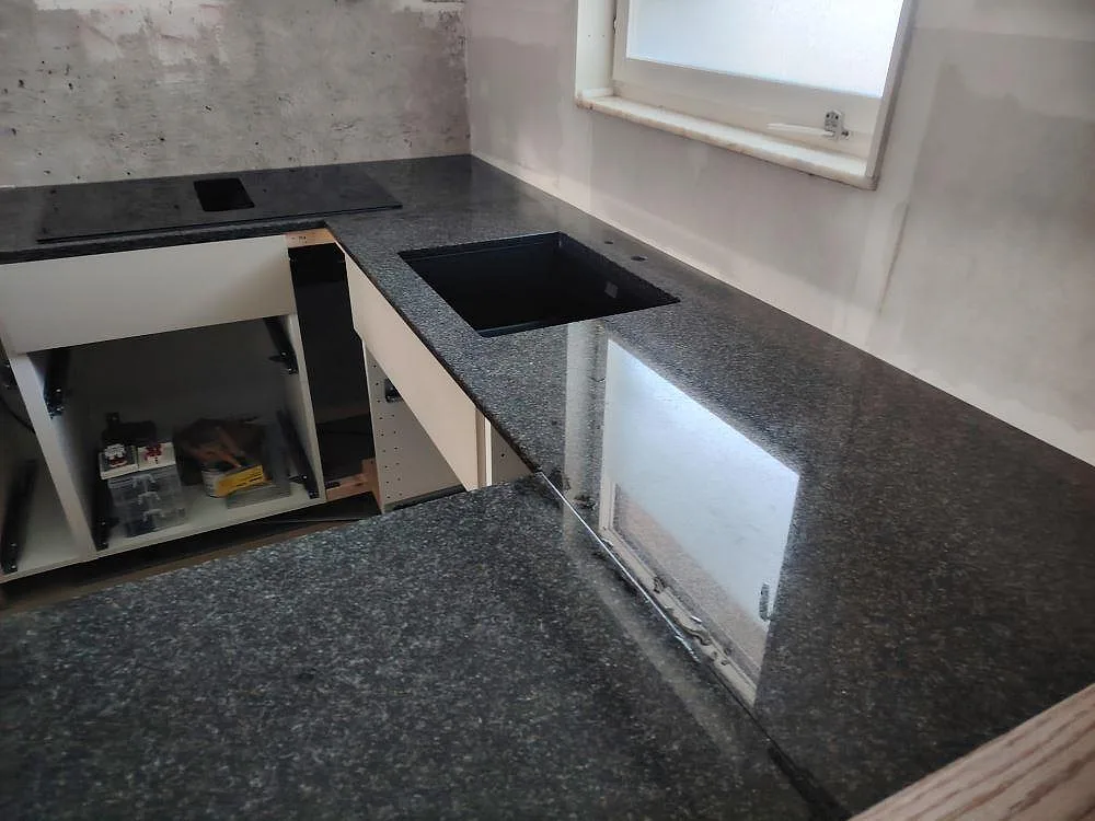 Køkkenbordplade i Nero Africa, Nacka – billede 3