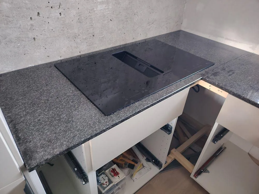 Køkkenbordplade i Nero Africa, Nacka – billede 4