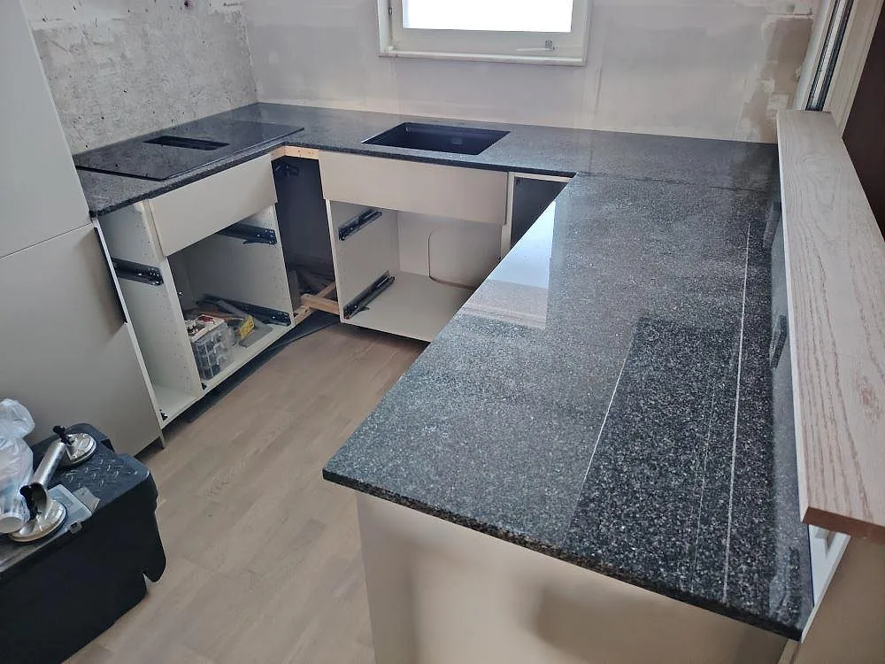 Gennemført projekt: Køkkenbordplade i Nero Africa, Nacka.