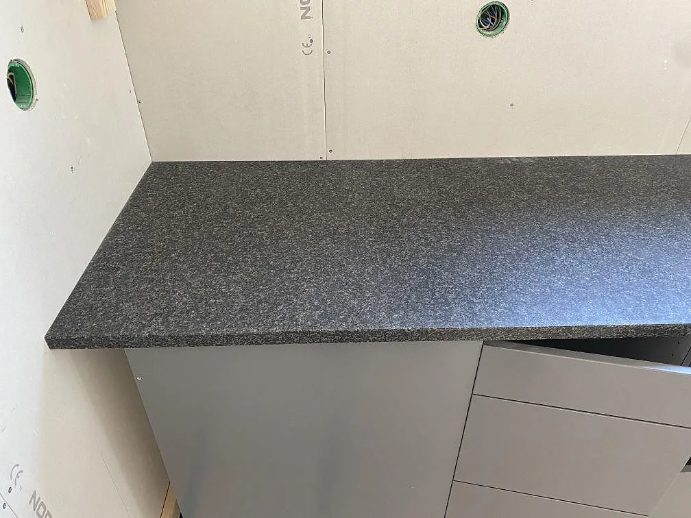 Køkkenbordplade i Nero Africa, Vilshärad – billede 6