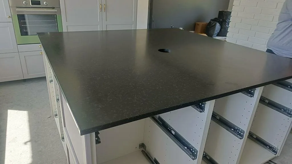 Køkkenbordplade i Nero Assoluto, Åstorp – billede 7